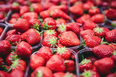 草莓在透明塑料容器中的选择性聚焦照片